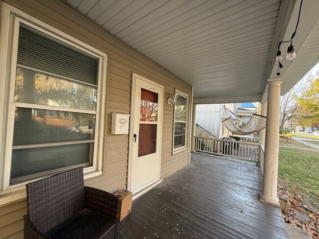 Building Photo - $2,850 | 5 Bedroom, 2 Bathroom House | NO ...