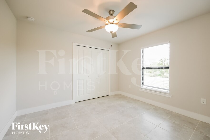 Building Photo - 915 Plumosa Ave