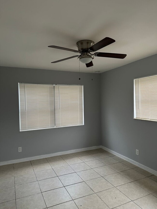 Building Photo - 5/2 Home For Rent