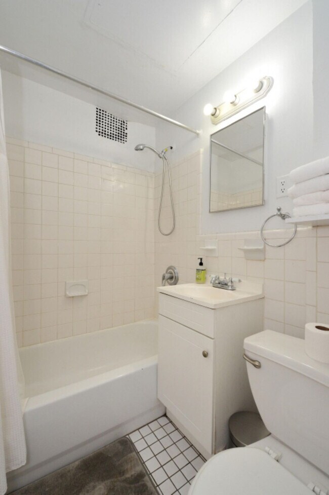 Building Photo - 120 E 40th St