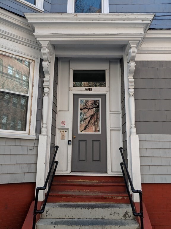Building Photo - 259 Windsor St