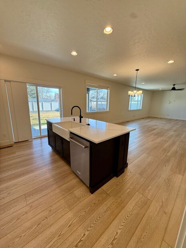 Building Photo - Welcome to this stunning newer home located in the vibrant city of Nampa, ID