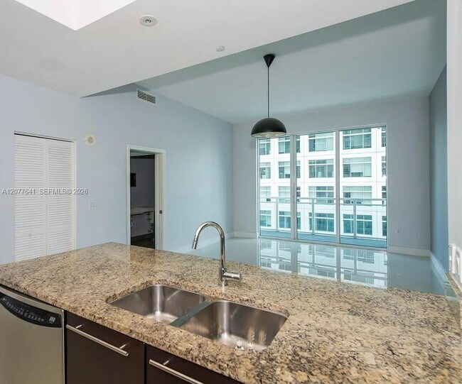 Building Photo - 950 Brickell Bay Dr