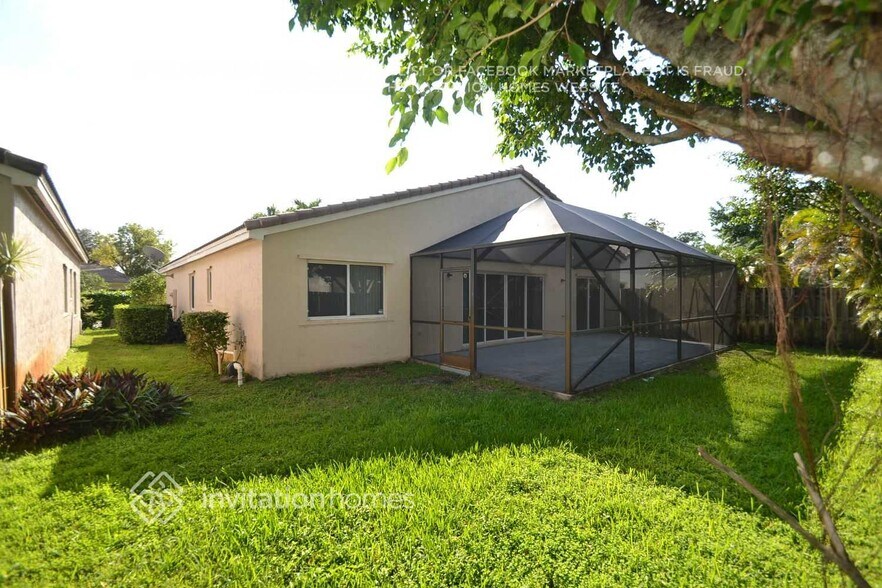 Building Photo - 10841 SW 14th Ct