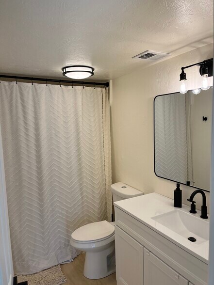 Building Photo - 2 W Greenock Dr