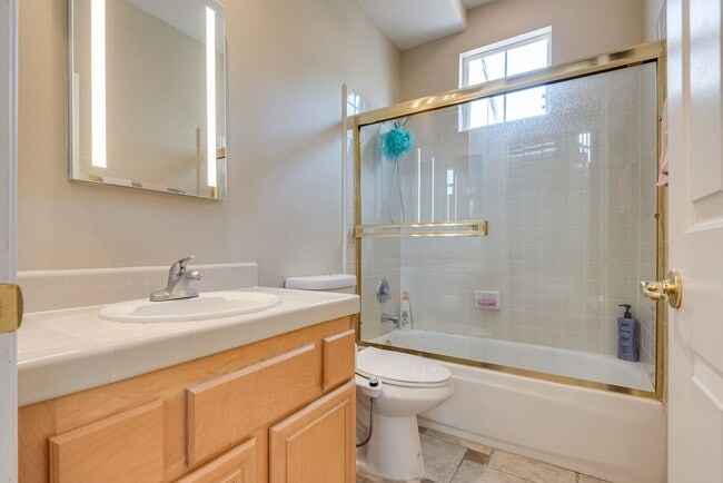 Building Photo - Luxurious, Entertainers Dream 4 Bedroom Home