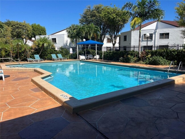 Building Photo - 9447 Fontainebleau Blvd