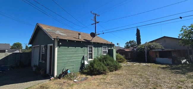 Side yard very private bigger than house - 3850 Blanche St