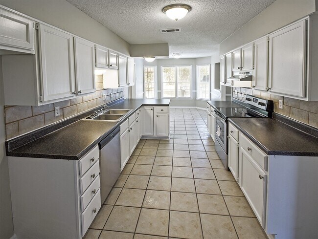 Building Photo - Pretty 4 bed, 2.5 bath home with wonderful...