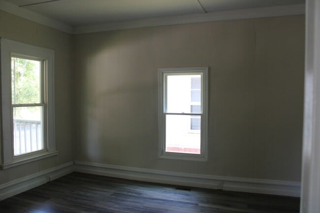 Building Photo - 413 Grace St S
