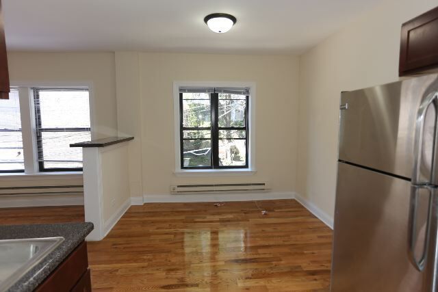 Building Photo - 629 W Cornelia Ave