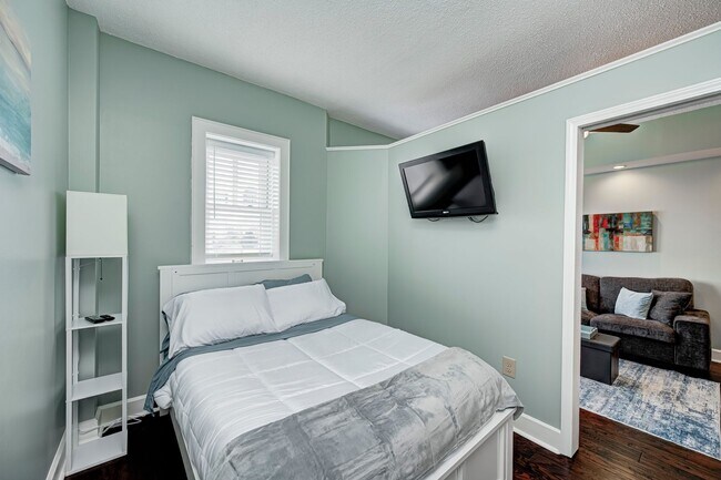 Building Photo - FULLY FURNISHED - Move in ready 1 bed & 1 ...