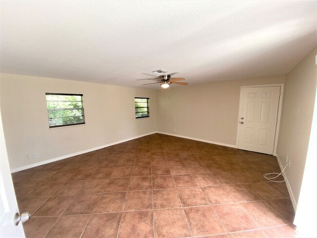 Building Photo - ** SOUTH NAPLES ** 4 BED / 3.5 BATH ** POOL** NO HOA ** PETS OK **ANNUAL **