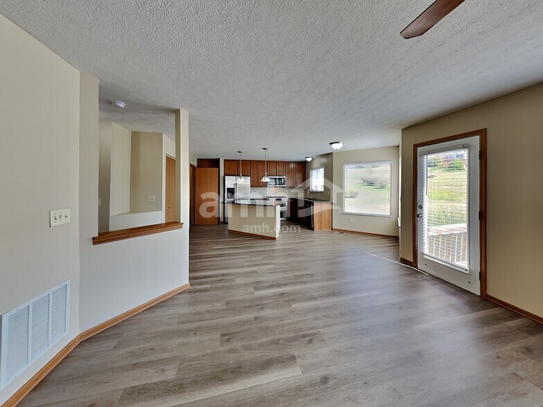 Building Photo - 180 Shaleridge Dr