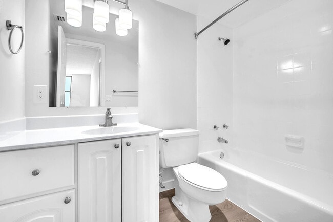 Building Photo - 100 Kings Point Dr