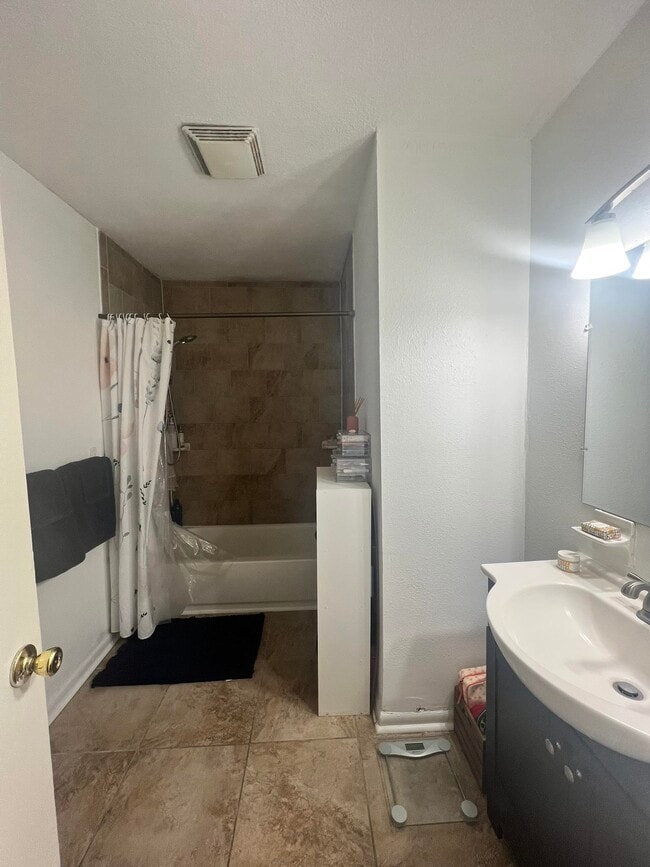 Building Photo - 206 N Lipona Rd