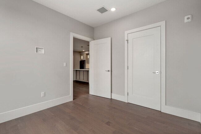 Building Photo - Jamaica Plain spacious studio w/ central a...