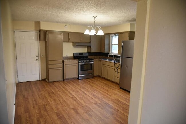 Building Photo - 302 S Oneal St