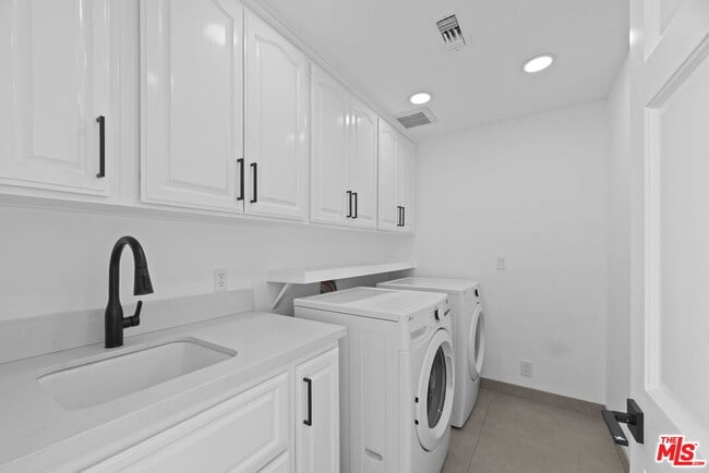 Building Photo - 15851 Mulholland Pl