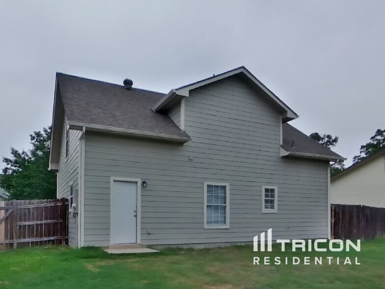 Building Photo - 9722 Spruce Ridge Dr