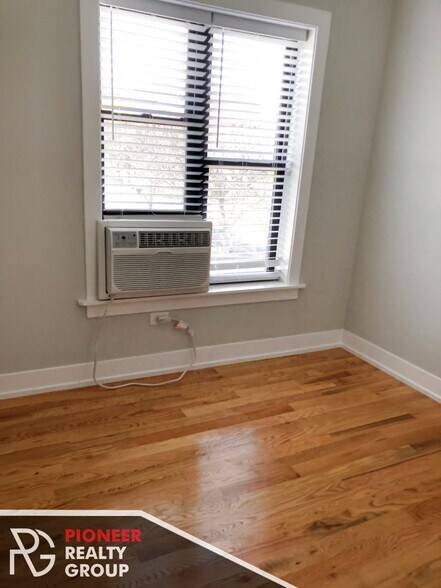 Building Photo - 910 W George St