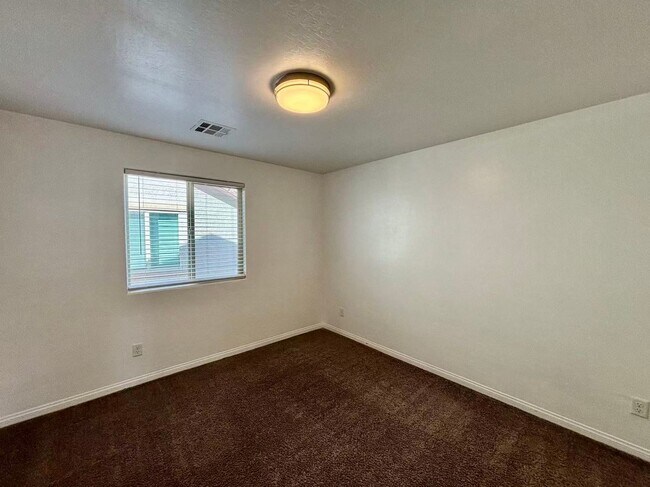 Building Photo - Nice two-story single-family home