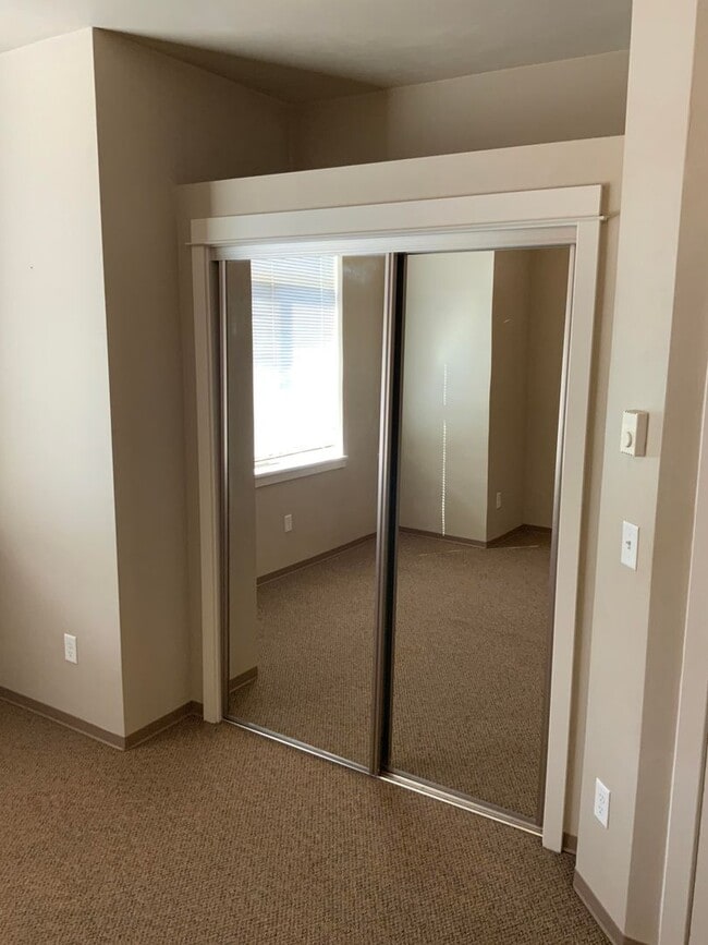 Building Photo - 3 Bedroom, 2.5 Bathroom Close to UO Campus