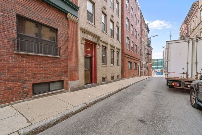 Building Photo - Amazing 2 bed in the heart of the North End!