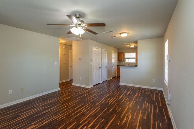 Building Photo - 2 bed, 1 bath in great location! Move in Special - $299 Deposit + $100 off 1st month's rent