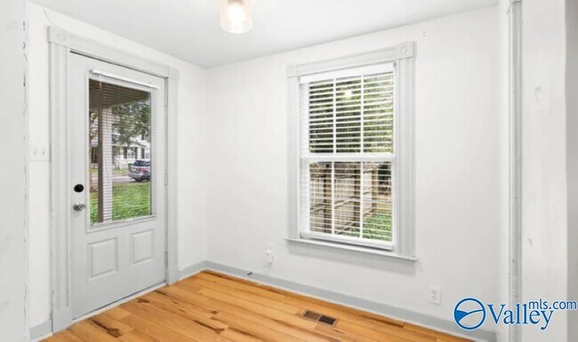 Building Photo - 3305 Bradley St SW