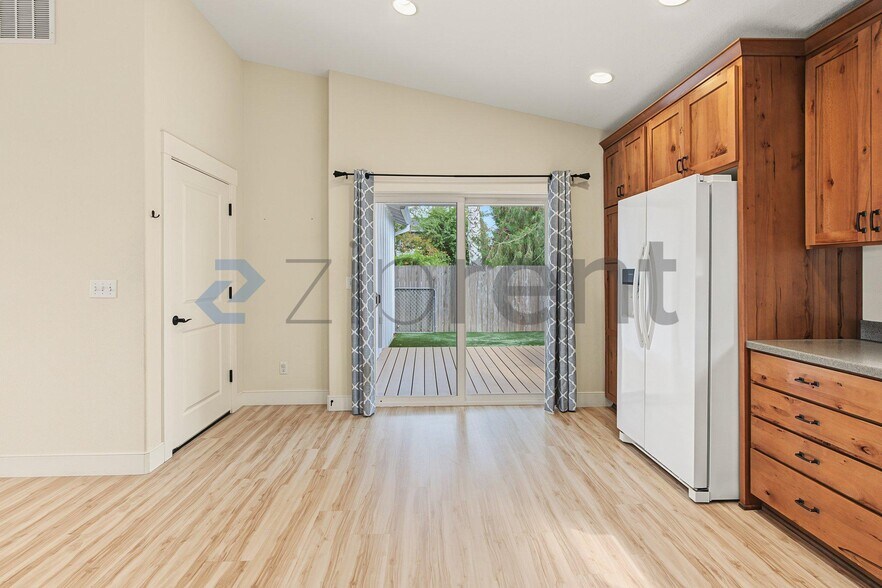 Building Photo - Unit
