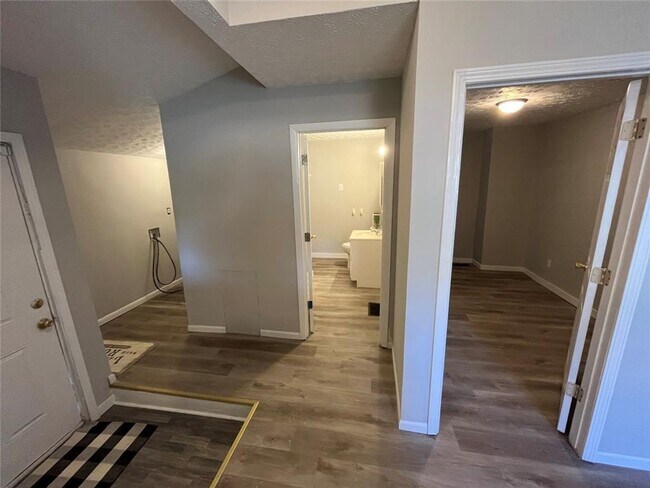 Building Photo - 3 Bedroom and 1 Bath