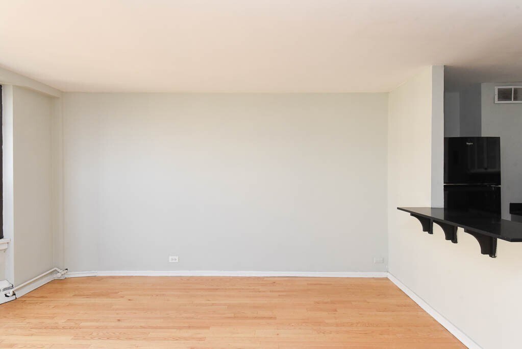 Building Photo - 450 W Wellington Ave