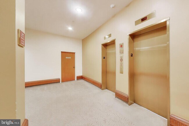 Building Photo - 1101 S Arlington Ridge Rd