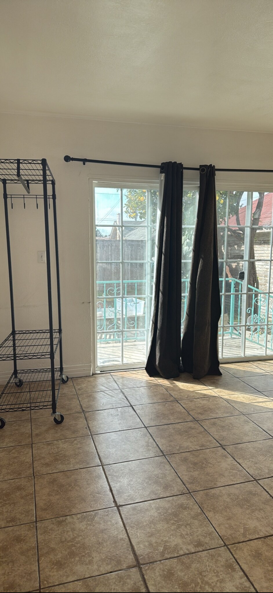 Building Photo - 4327 Kenwood Ave