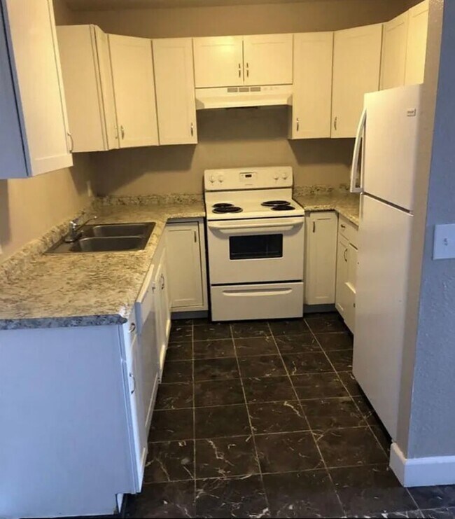 Building Photo - 2100 Highview Ct