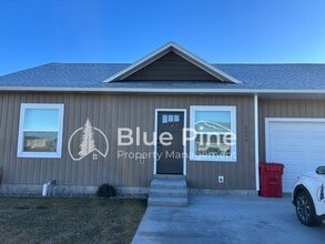 Building Photo - 5844 Wildrose Ave