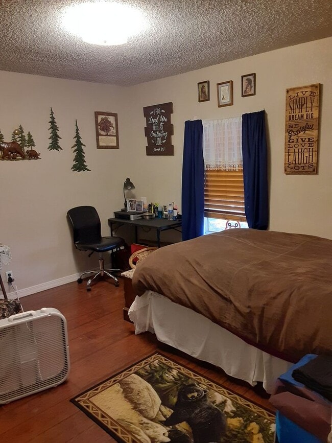 Building Photo - 3 Bedroom 2 Bath in Cortez