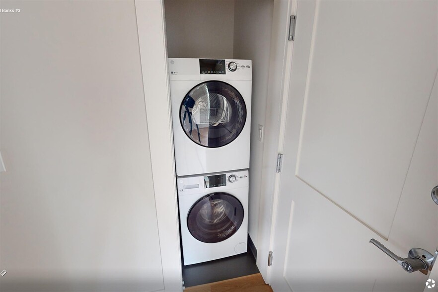 Building Photo - 200 Banks St