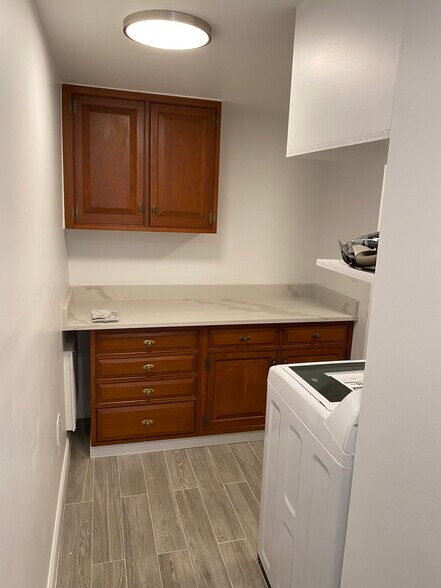 Building Photo - 140 Clark St