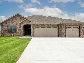 Building Photo - Luxury, Location, and Convenience.