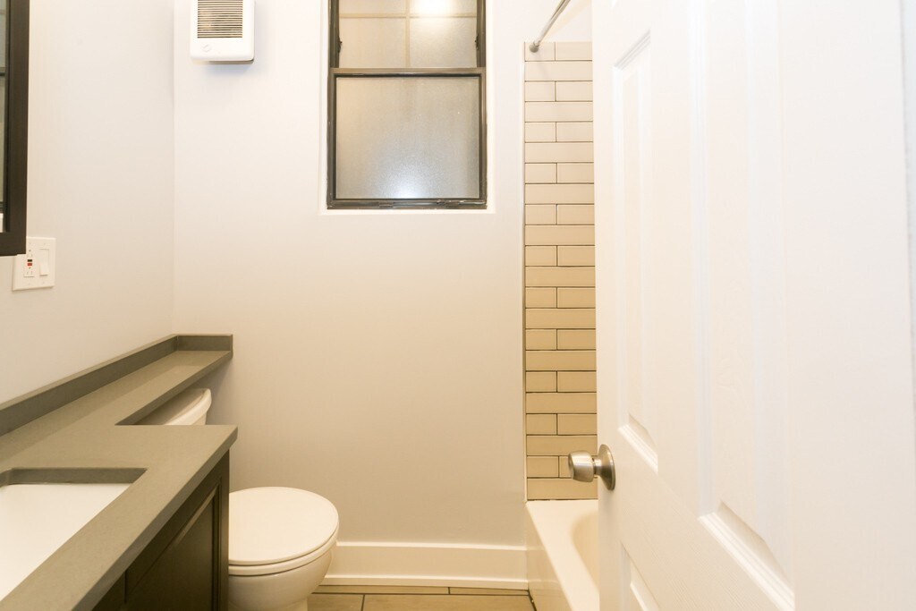 Building Photo - 4828 N Damen Ave