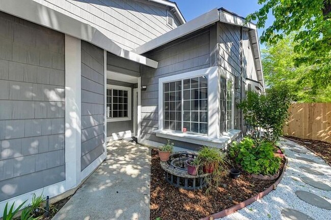 Building Photo - 2 Bedroom 2 Bath Roseville Home