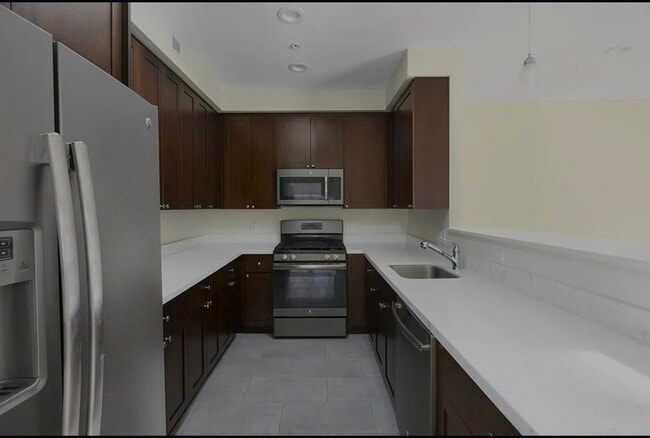 Building Photo - 70 Endicott St