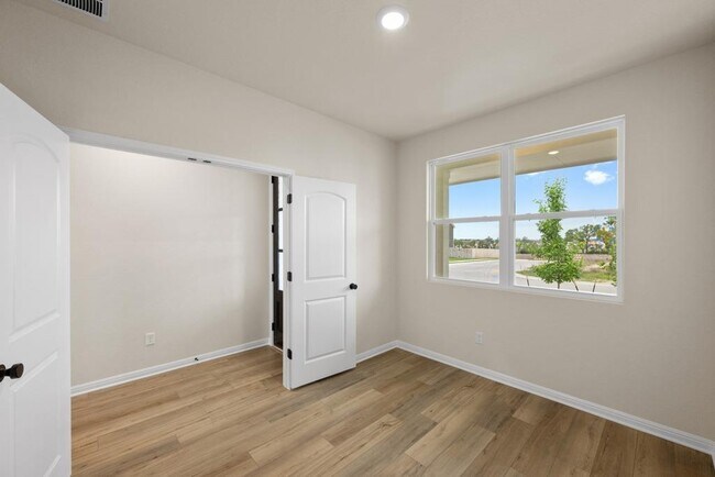 Building Photo - 254 Crater Lk Dr