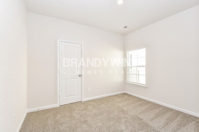 Building Photo - 588 Glenmanor Dr