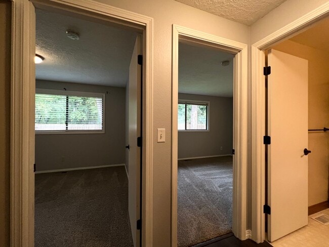 Building Photo - Charming 3-Bed, 2-Bath Retreat!