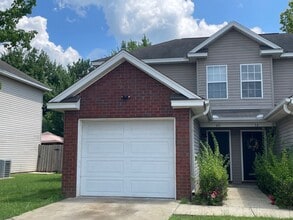 Building Photo - Charming 2 bdrm 1.5 bath townhouse