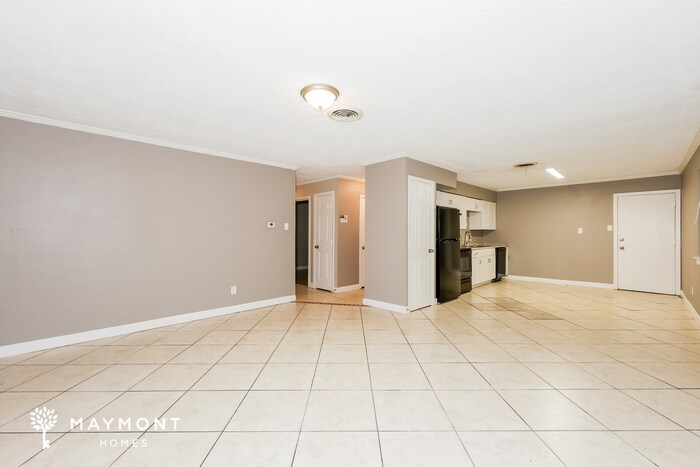 Building Photo - 7461 Meadowcrest Dr