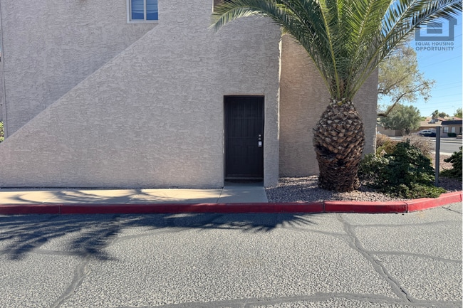 Building Photo - 2Bed/1Bath Apartment at 52nd St/Oak St! Ready for Immediate Move-In – GROUND FLOOR UNIT!